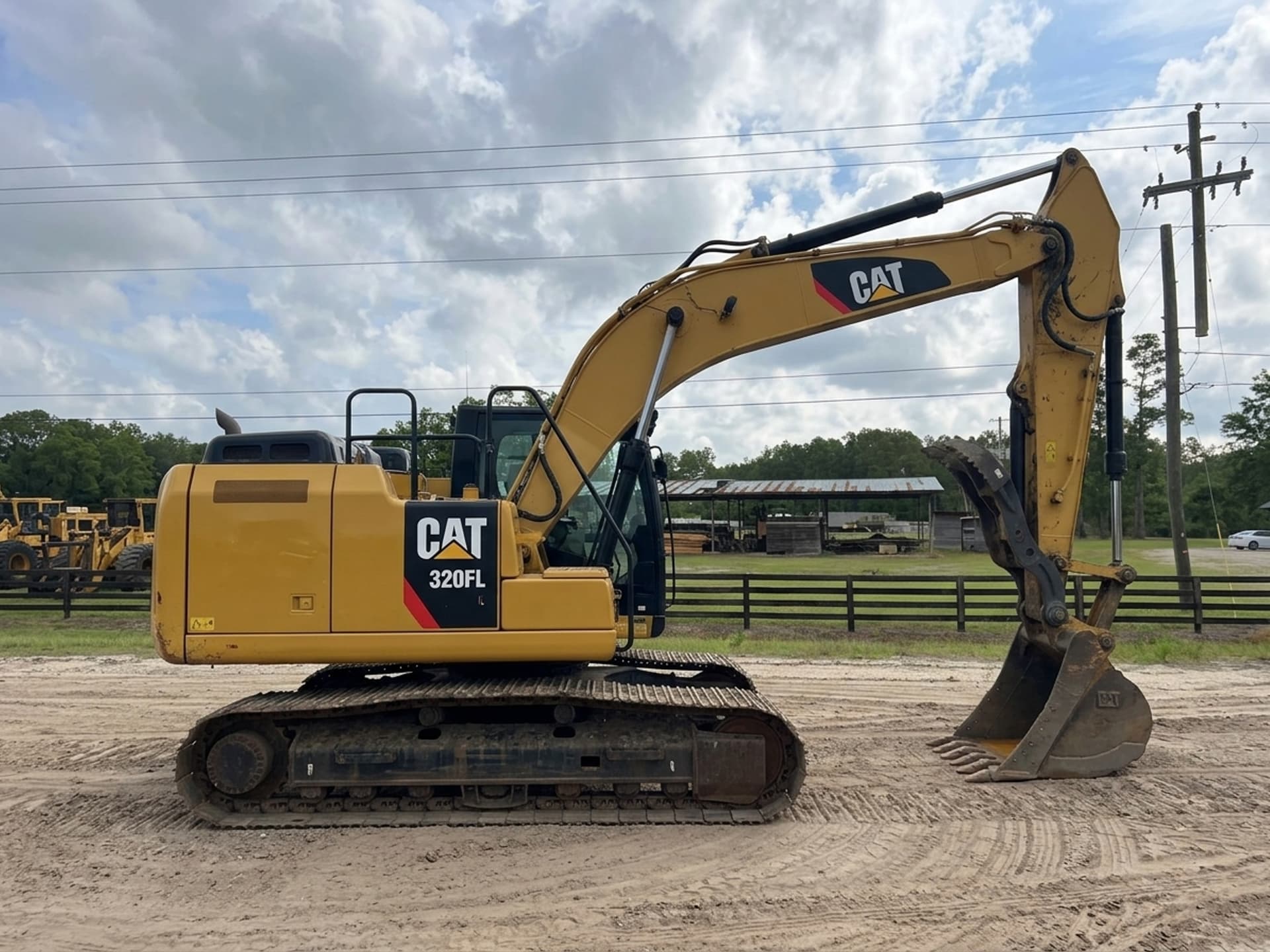 2017 CATERPILLAR 320FL