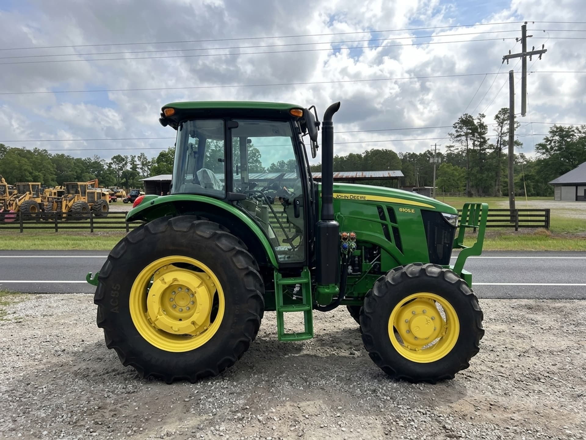 2023 JOHN DEERE 6105E — photo 1